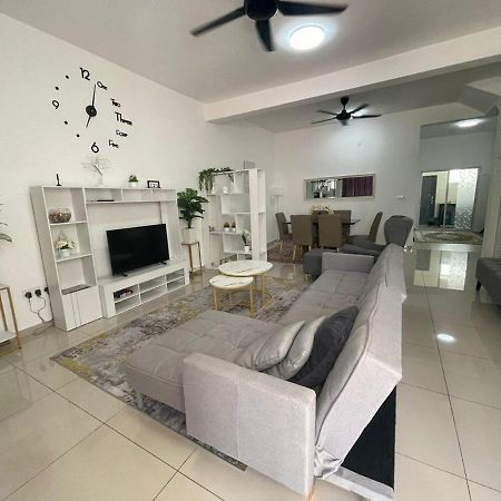 Safiyya Homestay Kluang Exteriör bild
