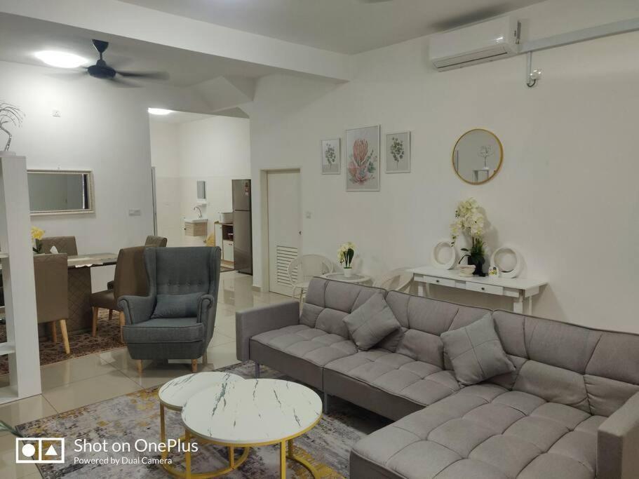 Safiyya Homestay Kluang Exteriör bild