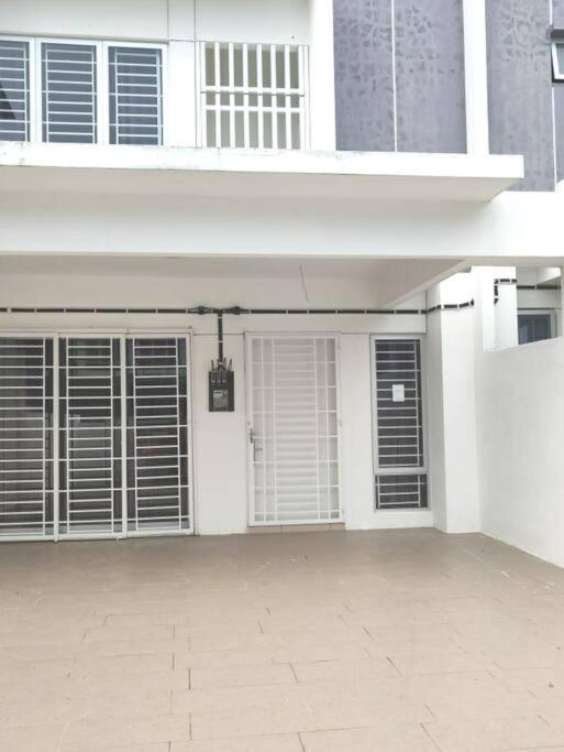 Safiyya Homestay Kluang Exteriör bild