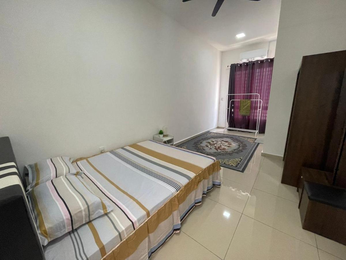 Safiyya Homestay Kluang Exteriör bild