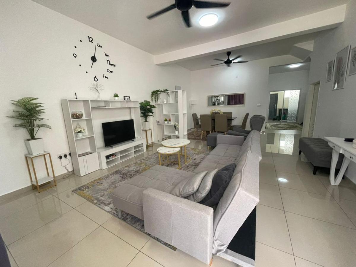 Safiyya Homestay Kluang Exteriör bild