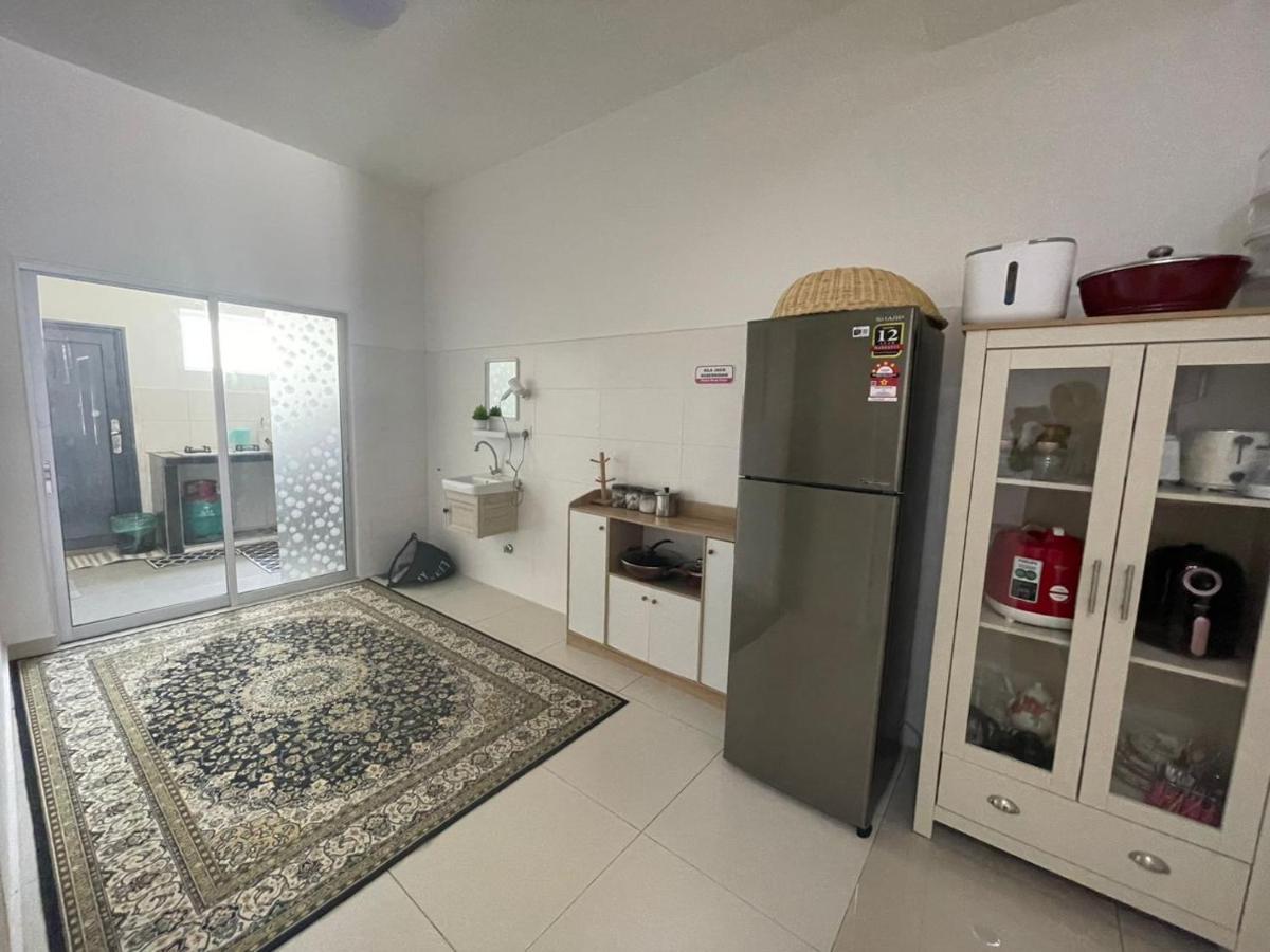 Safiyya Homestay Kluang Exteriör bild