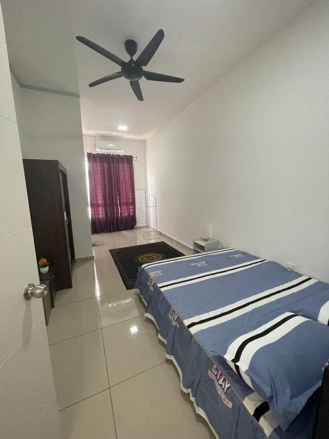 Safiyya Homestay Kluang Exteriör bild