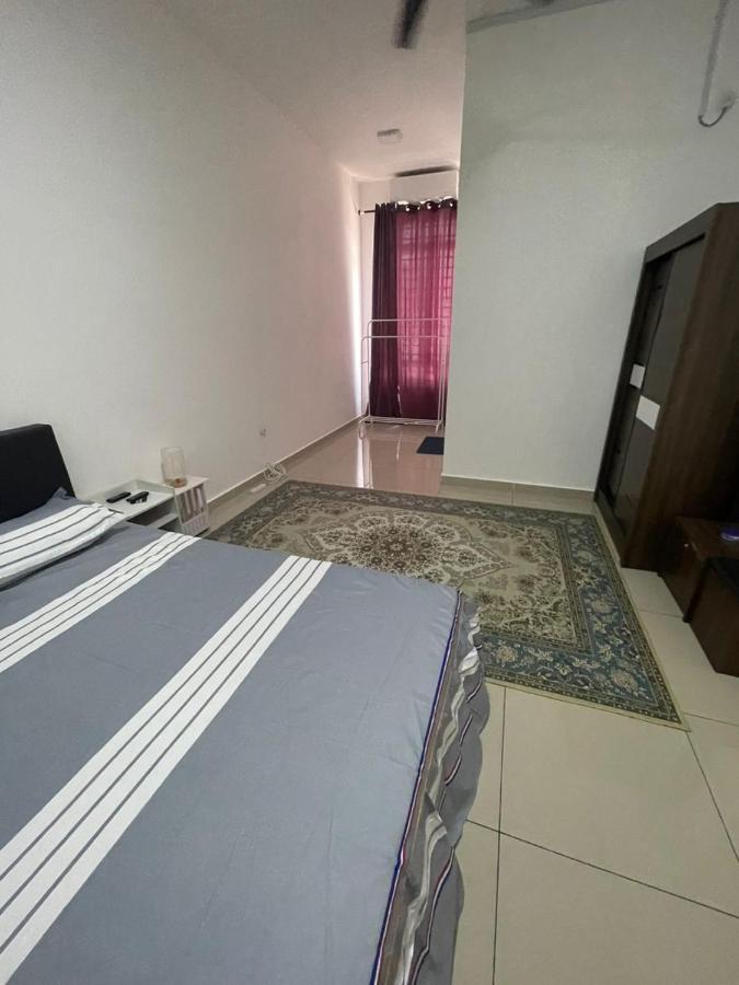 Safiyya Homestay Kluang Exteriör bild