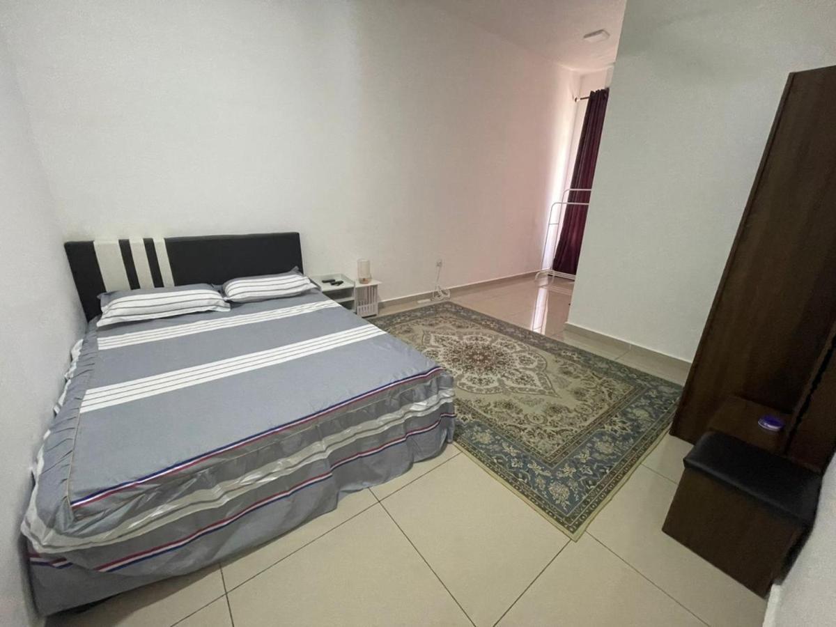 Safiyya Homestay Kluang Exteriör bild